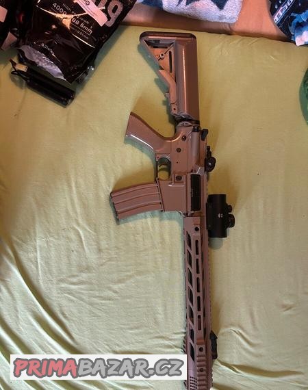 Airsoft zbraň s vybavením