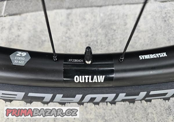 nova-karbonova-kola-outlaw-30-mm-29-shimano-pc-40-tis